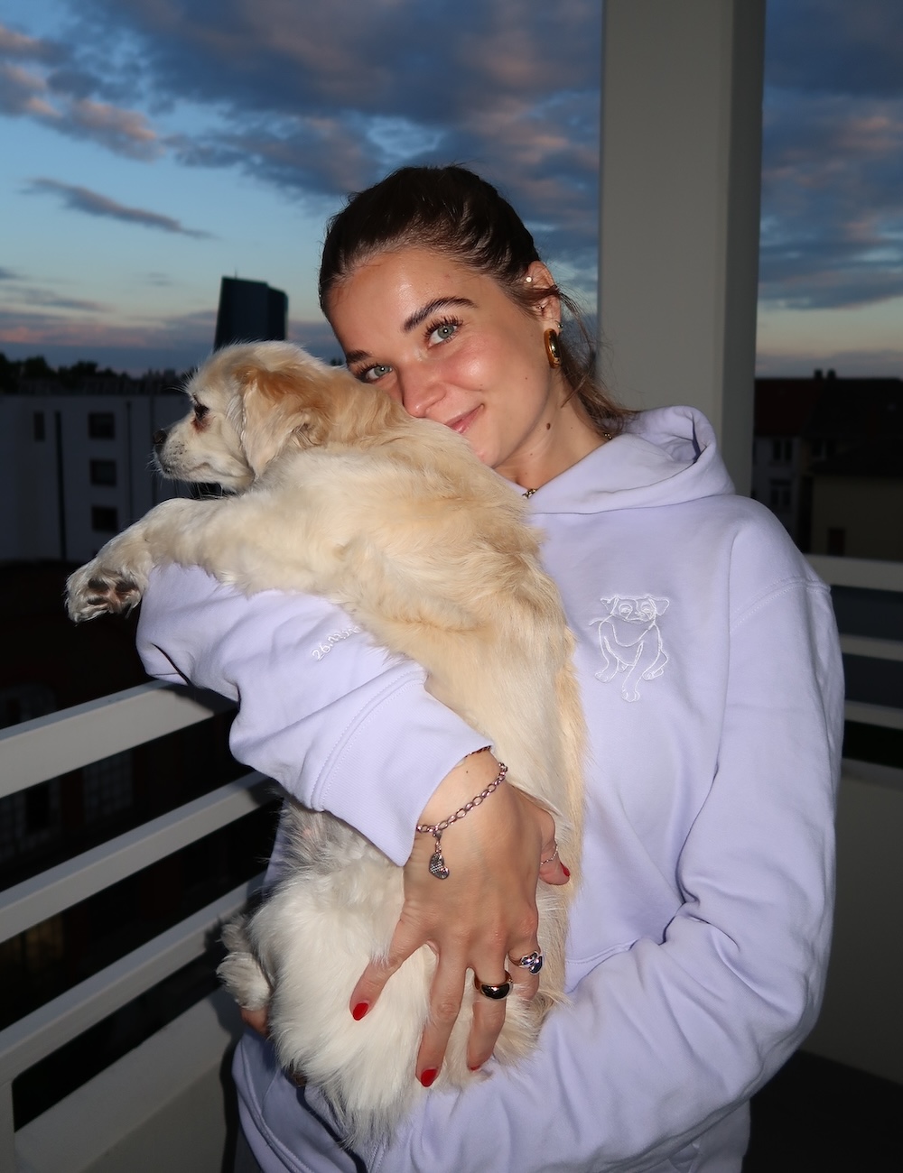 Felpa viola ricamata con cane bianco
