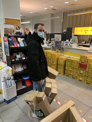 Foto della prima consegna dei pacchetti Miroar presso DHL