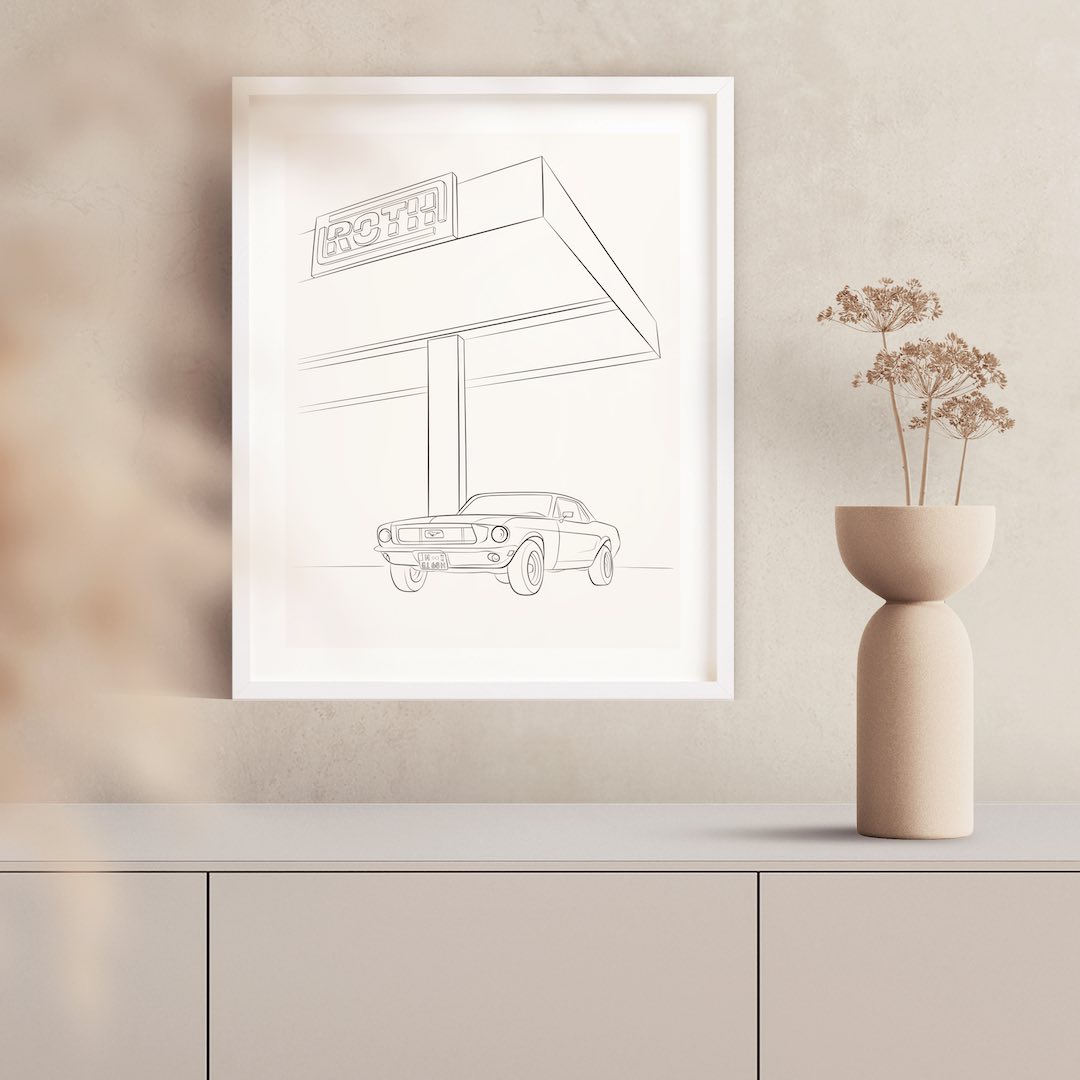 Disegno Line Art di una Ford Mustang in una cornice bianca sopra un mobile